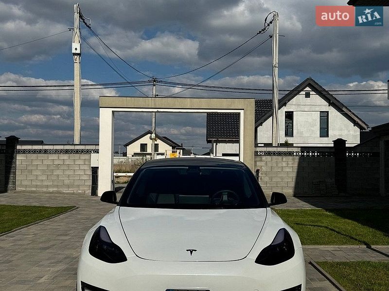 Седан Tesla Model 3 2022 в Ровно