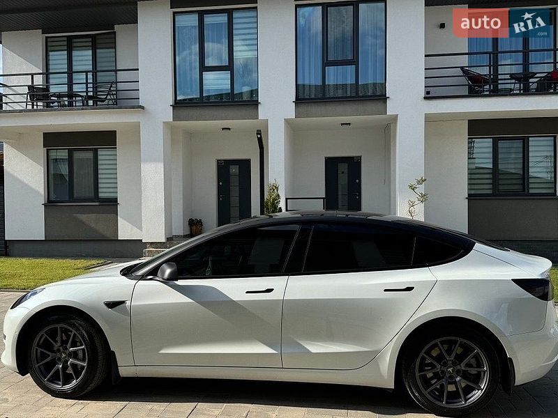 Седан Tesla Model 3 2022 в Ровно
