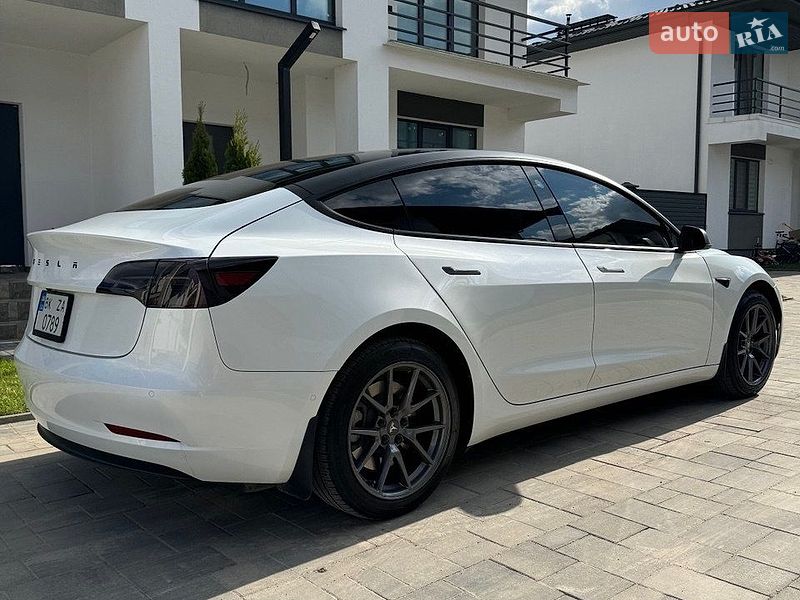 Седан Tesla Model 3 2022 в Ровно