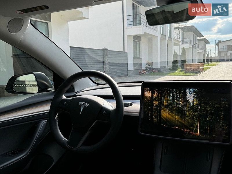 Седан Tesla Model 3 2022 в Ровно