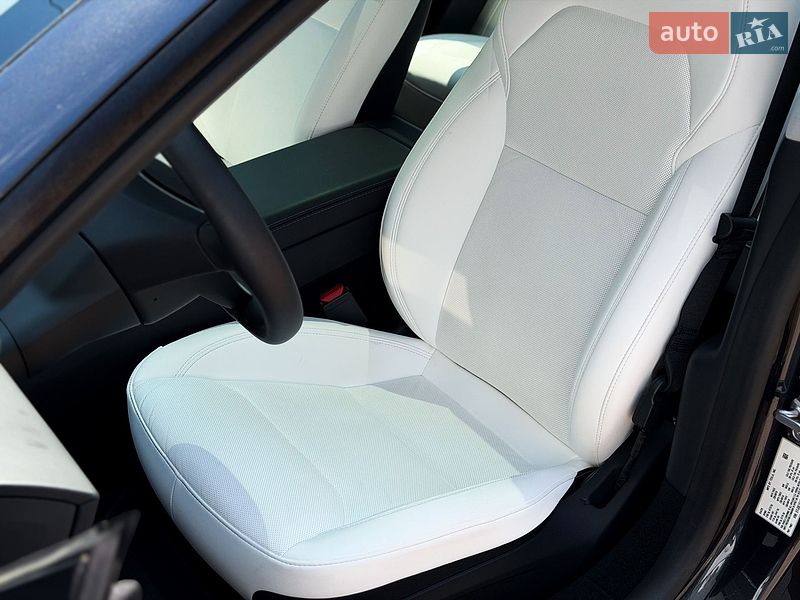 Седан Tesla Model 3 2025 в Киеве