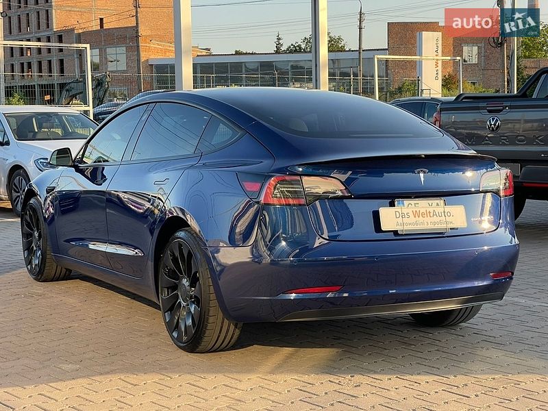 Седан Tesla Model 3 2021 в Чернівцях