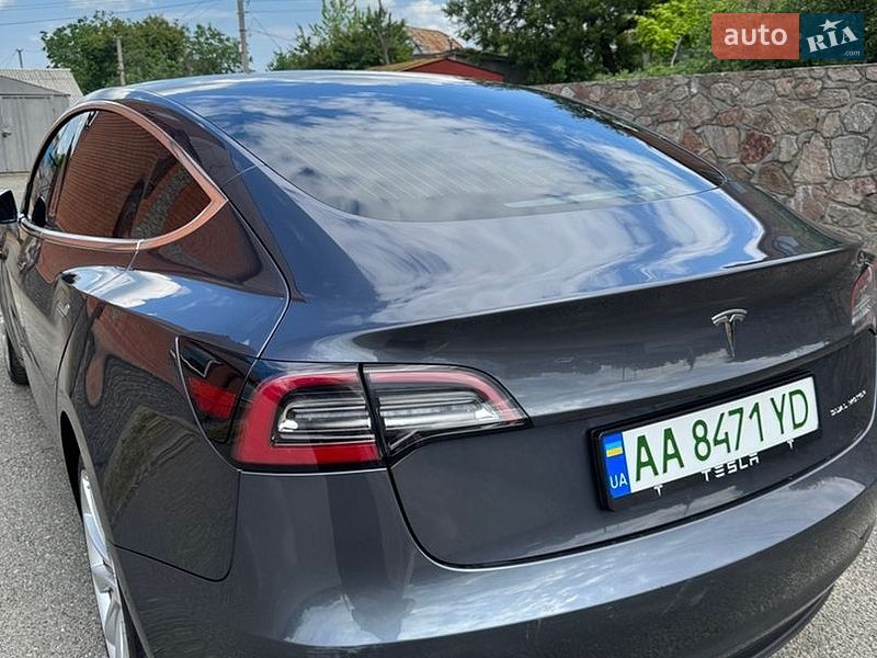 Седан Tesla Model 3 2019 в Гатне