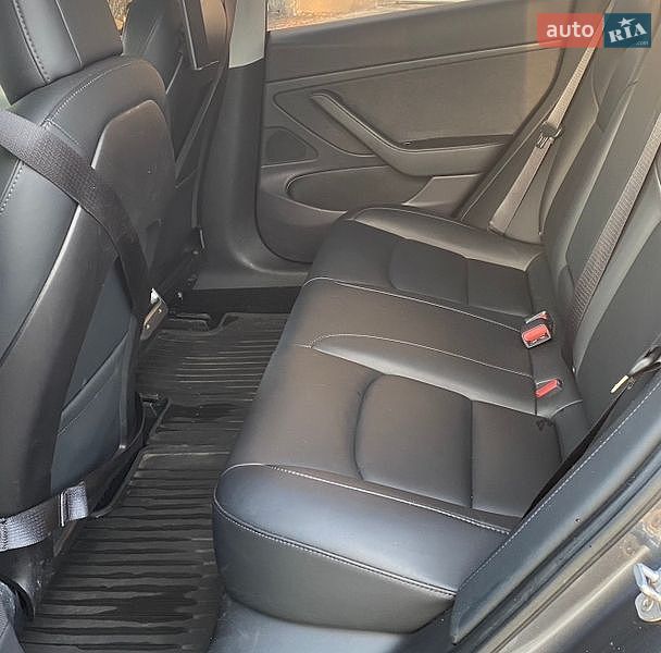 Седан Tesla Model 3 2019 в Гатне