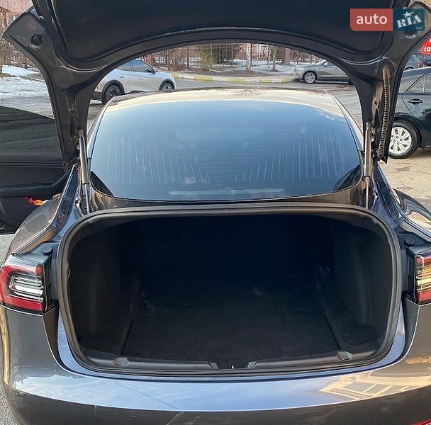 Седан Tesla Model 3 2019 в Гатне