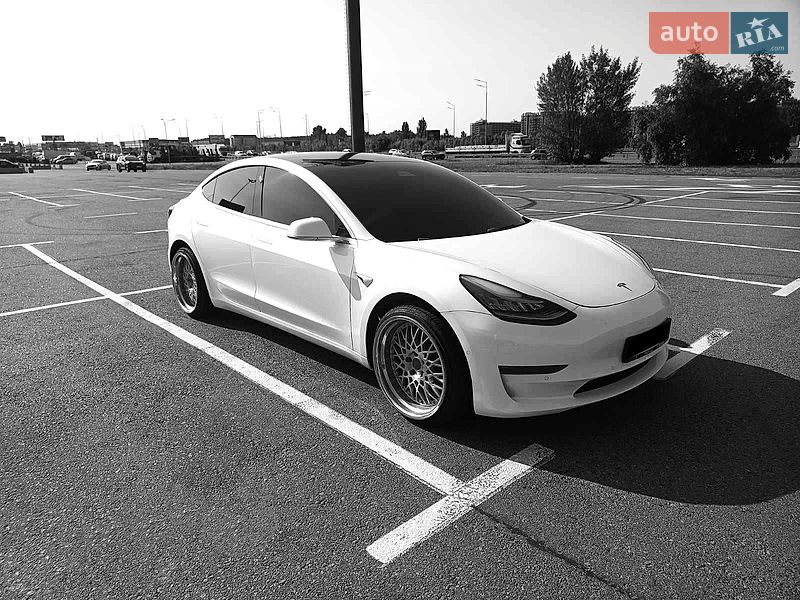 Седан Tesla Model 3 2019 в Киеве