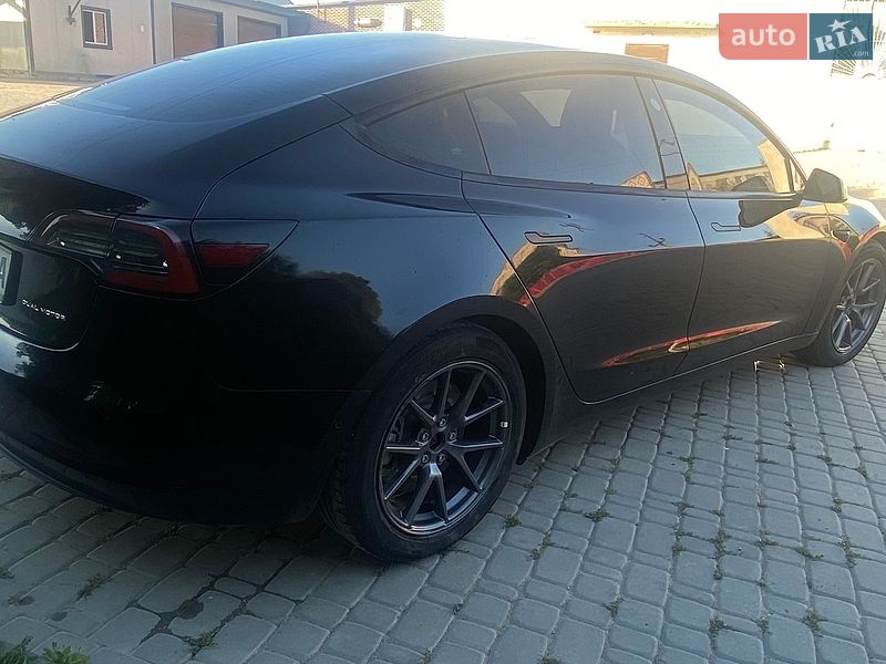 Седан Tesla Model 3 2021 в Львове