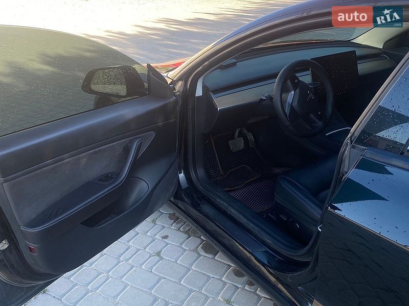 Седан Tesla Model 3 2021 в Львове