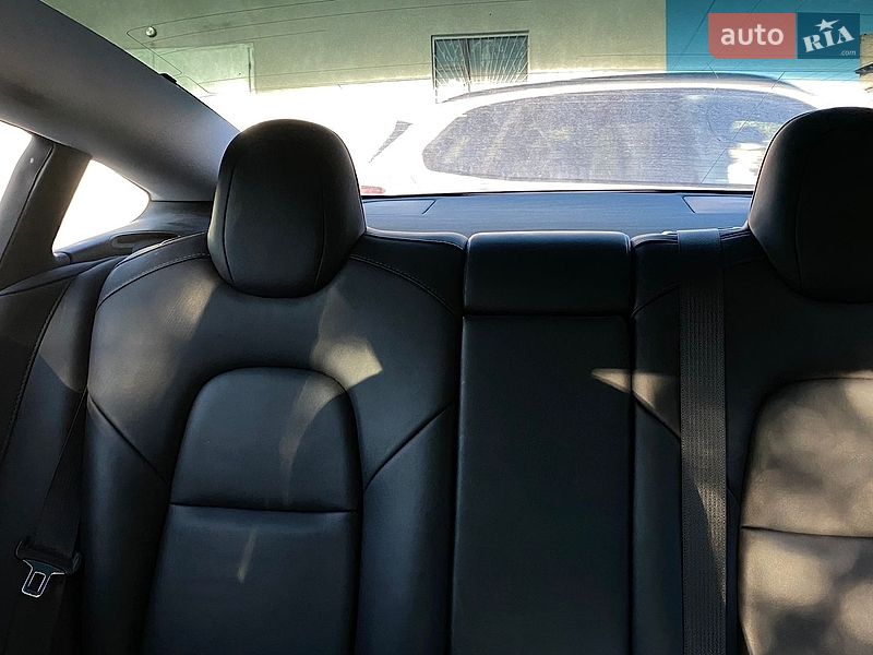 Седан Tesla Model 3 2021 в Львове