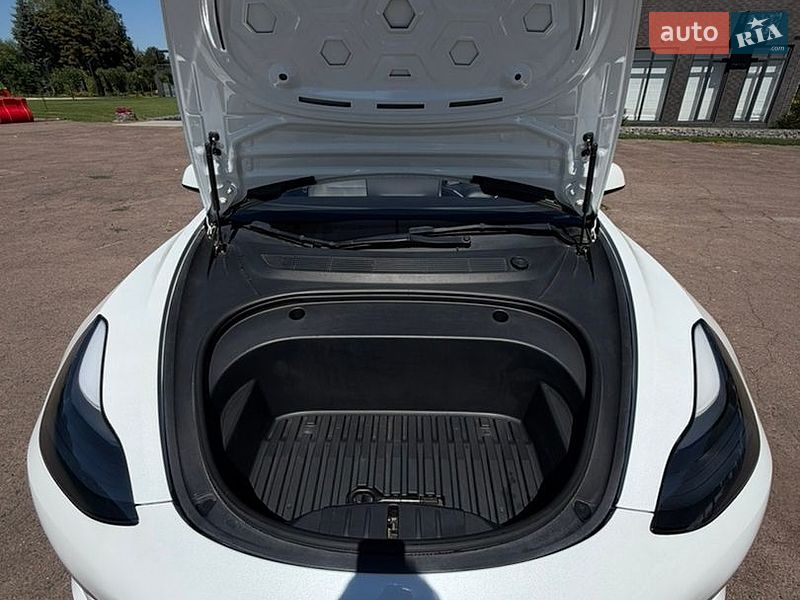 Седан Tesla Model 3 2021 в Киеве