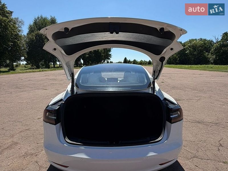 Седан Tesla Model 3 2021 в Киеве