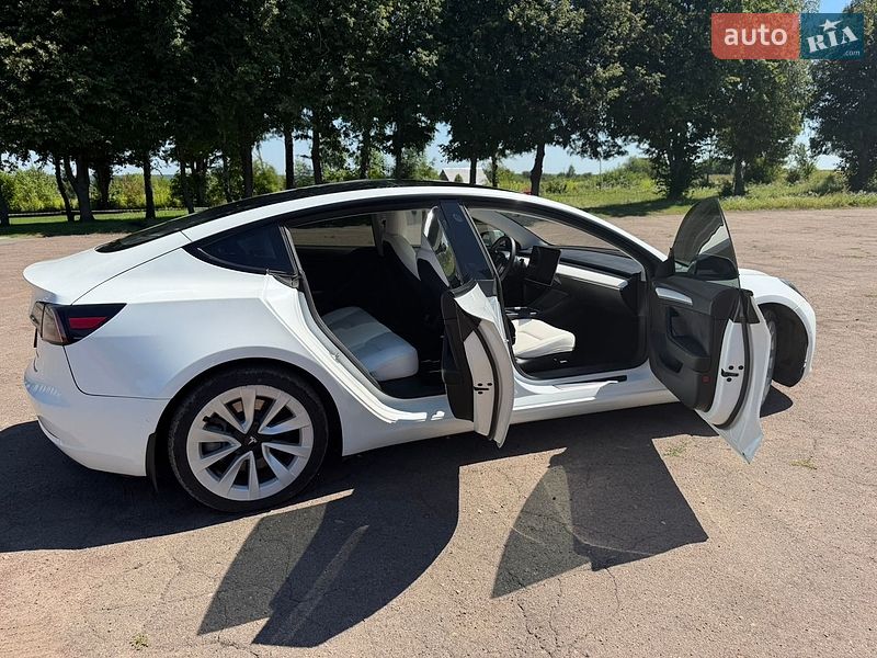Седан Tesla Model 3 2021 в Киеве