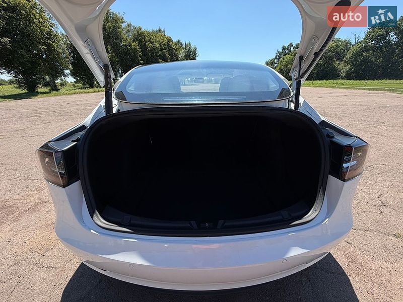 Седан Tesla Model 3 2021 в Киеве