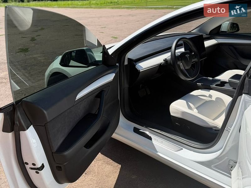 Седан Tesla Model 3 2021 в Киеве