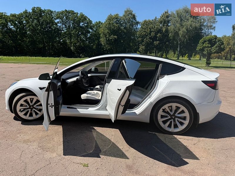 Седан Tesla Model 3 2021 в Киеве