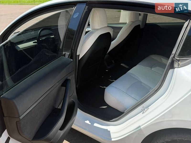 Седан Tesla Model 3 2021 в Киеве