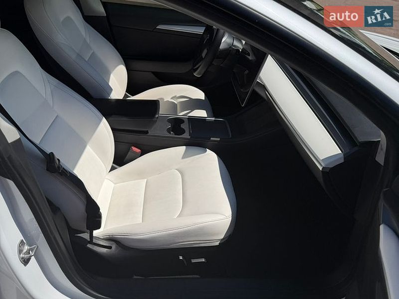 Седан Tesla Model 3 2021 в Киеве