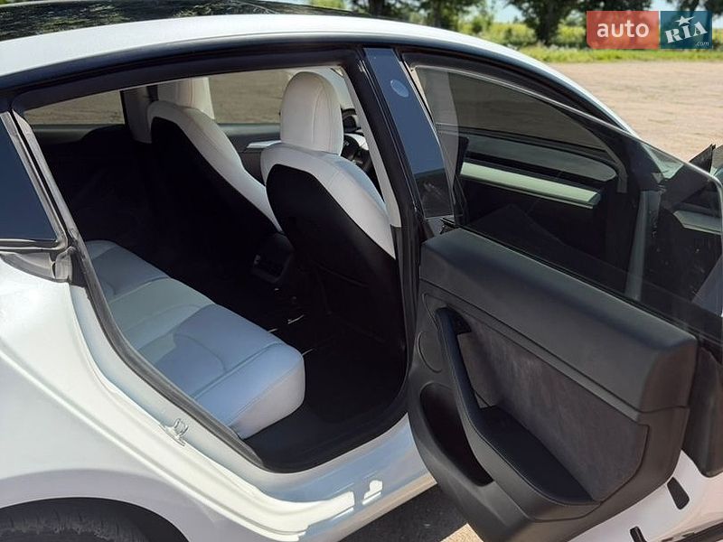 Седан Tesla Model 3 2021 в Киеве