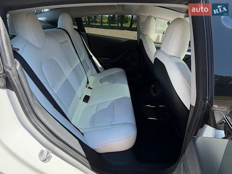 Седан Tesla Model 3 2021 в Киеве