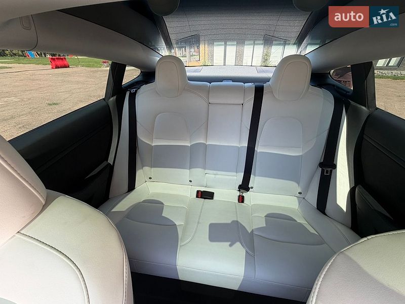 Седан Tesla Model 3 2021 в Киеве