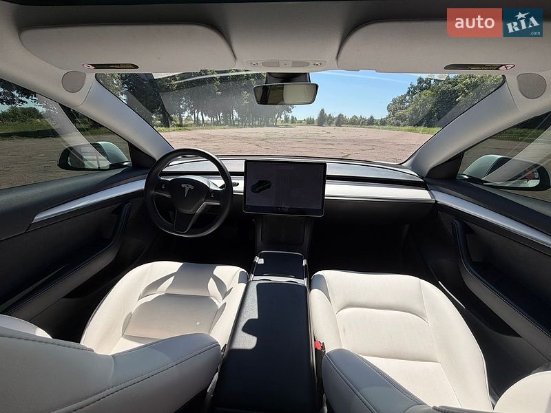 Седан Tesla Model 3 2021 в Киеве