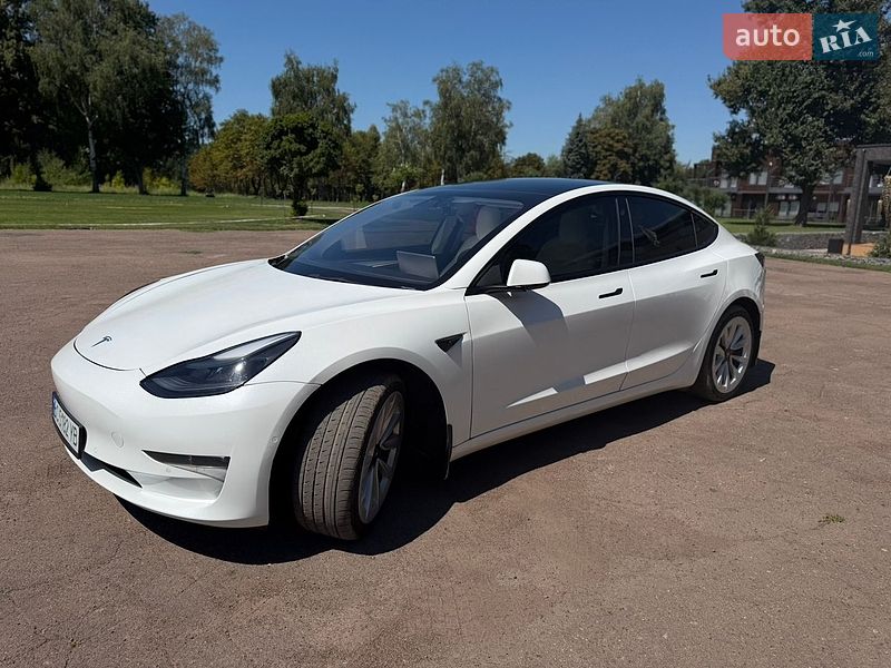 Седан Tesla Model 3 2021 в Киеве