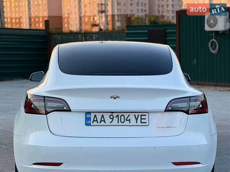 Седан Tesla Model 3 2022 в Киеве