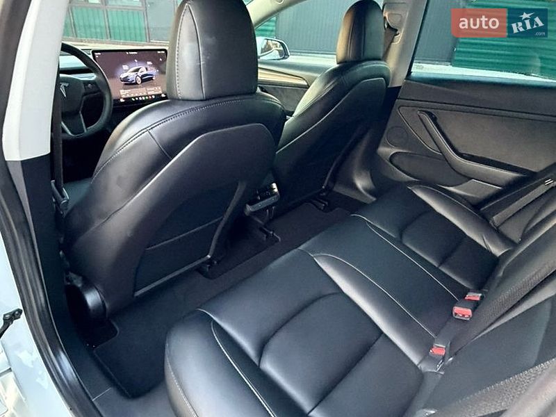 Седан Tesla Model 3 2022 в Киеве
