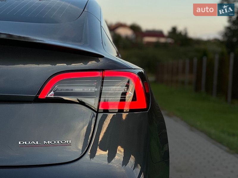 Седан Tesla Model 3 2020 в Львове