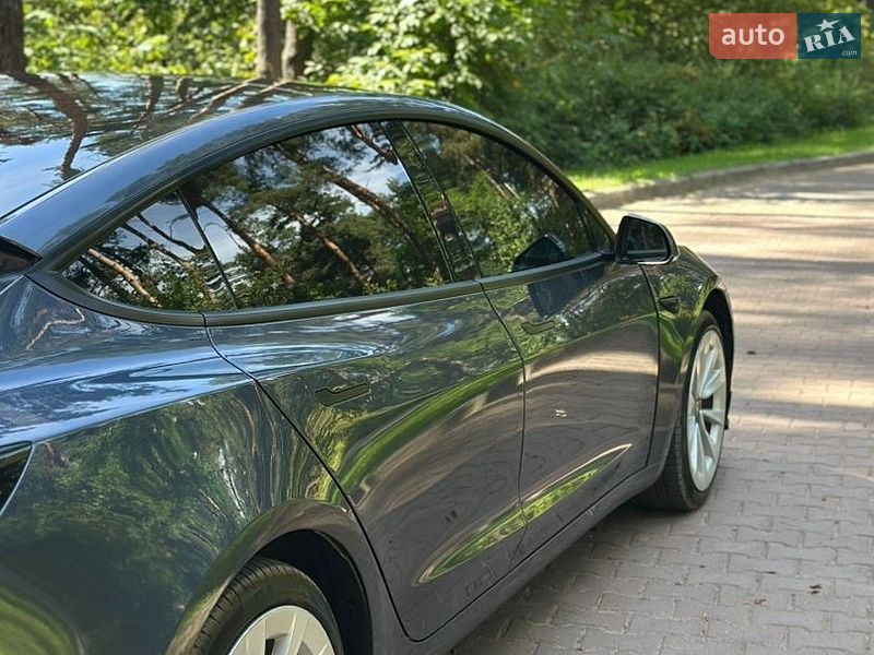 Седан Tesla Model 3 2021 в Львові