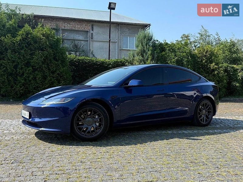 Седан Tesla Model 3 2025 в Стрию