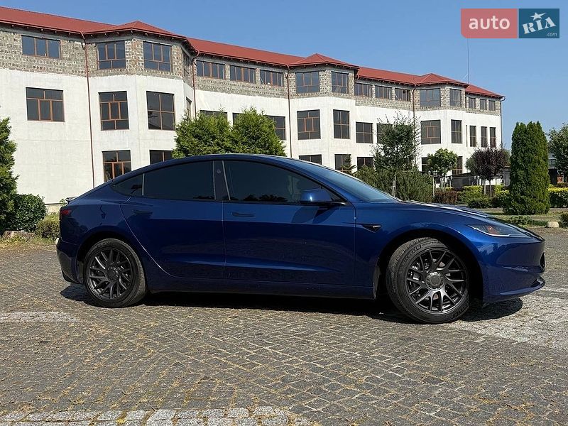 Седан Tesla Model 3 2025 в Стрию