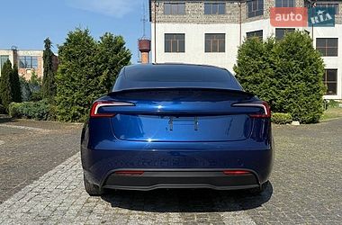 Седан Tesla Model 3 2025 в Стрию