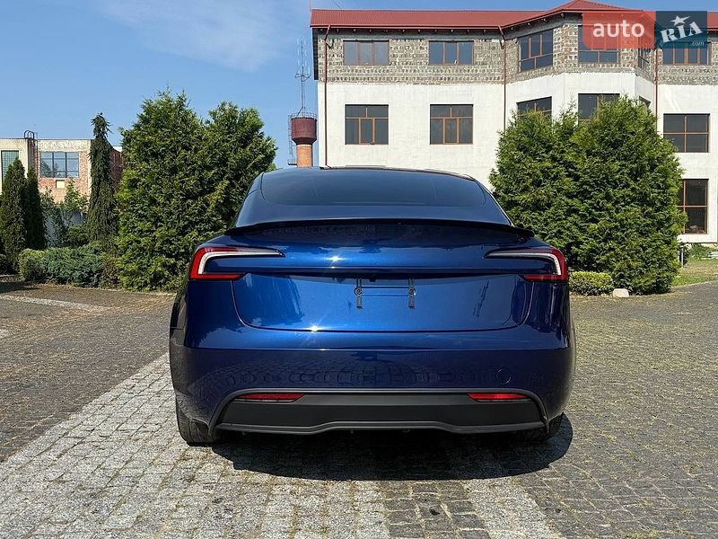 Седан Tesla Model 3 2025 в Стрию