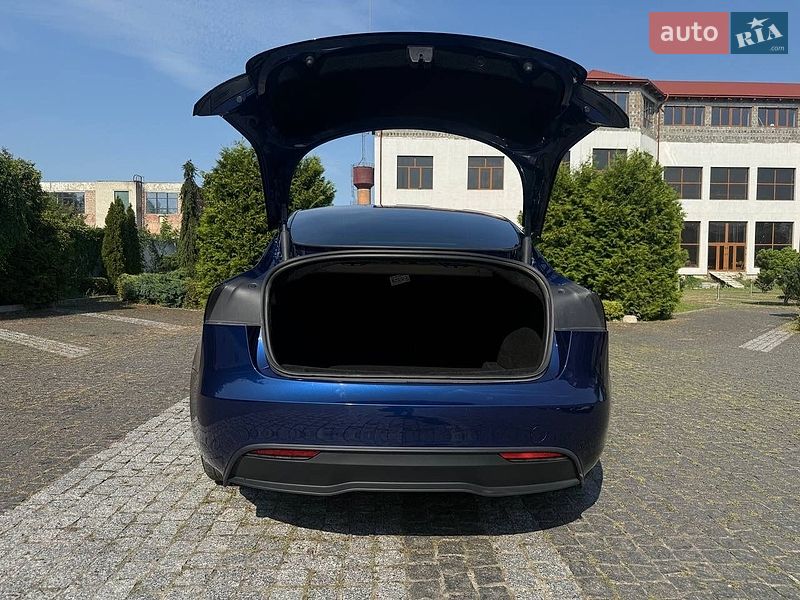 Седан Tesla Model 3 2025 в Стрию