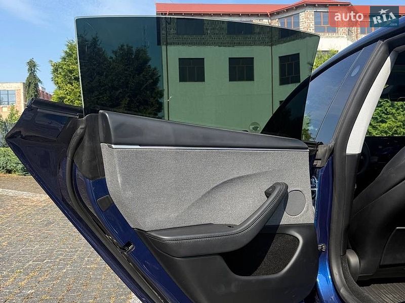 Седан Tesla Model 3 2025 в Стрию
