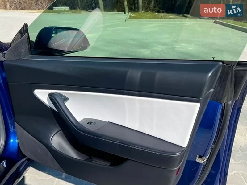 Седан Tesla Model 3 2021 в Новояворовске