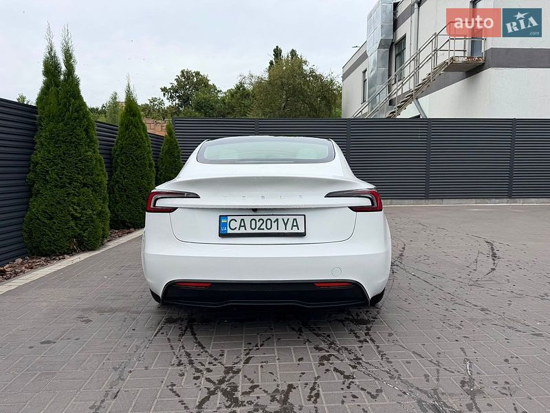 Седан Tesla Model 3 2024 в Черкасах