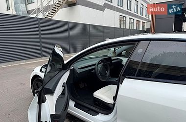 Седан Tesla Model 3 2024 в Черкасах