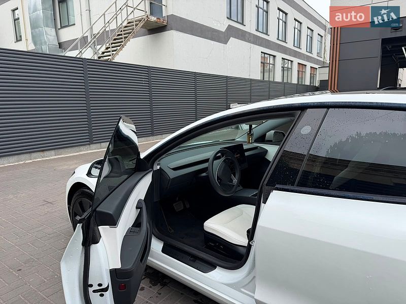 Седан Tesla Model 3 2024 в Черкасах