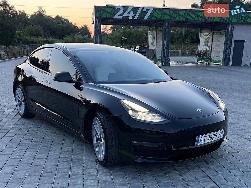 Седан Tesla Model 3 2023 в Івано-Франківську