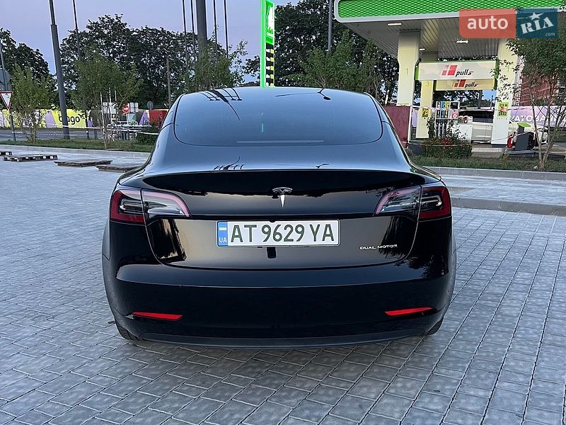 Седан Tesla Model 3 2023 в Івано-Франківську