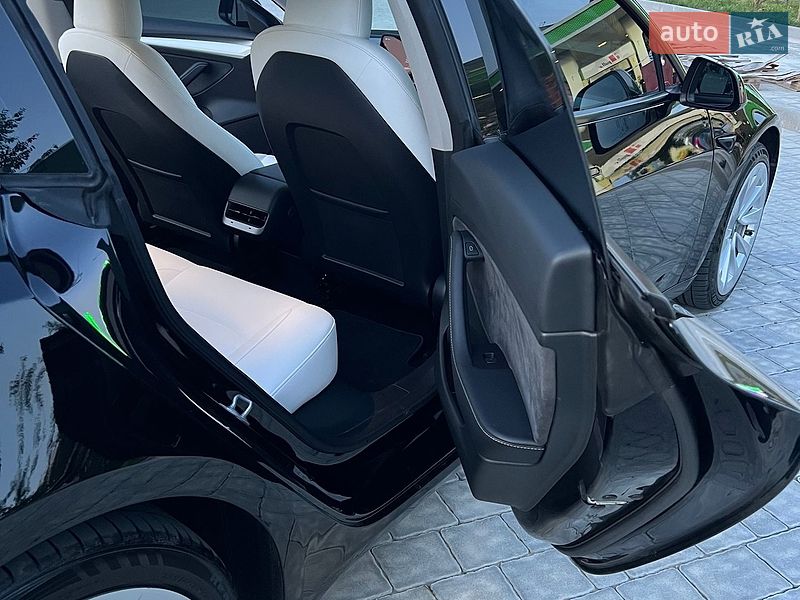 Седан Tesla Model 3 2023 в Івано-Франківську