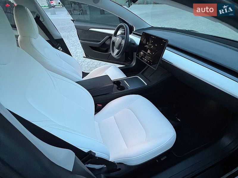 Седан Tesla Model 3 2023 в Івано-Франківську