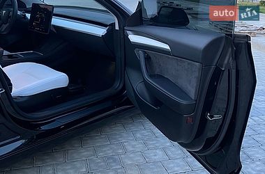 Седан Tesla Model 3 2023 в Івано-Франківську