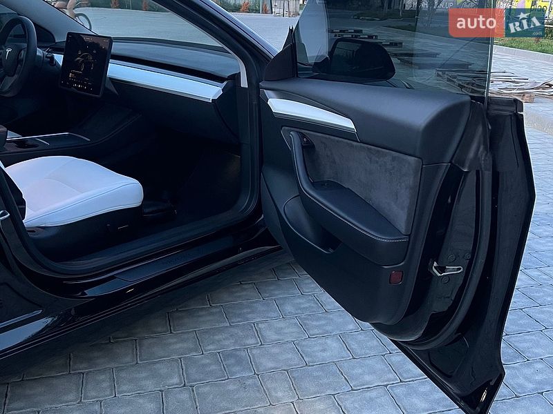 Седан Tesla Model 3 2023 в Івано-Франківську