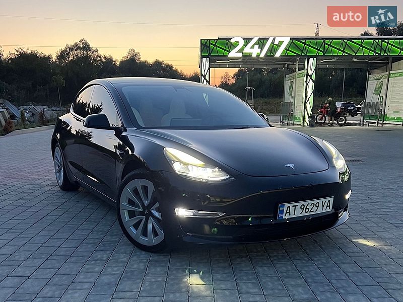 Седан Tesla Model 3 2023 в Івано-Франківську