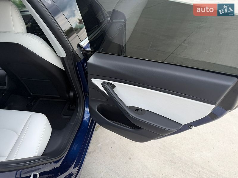 Седан Tesla Model 3 2019 в Києві