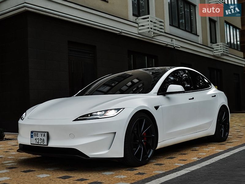 Tesla Model 3, фото з оголошення