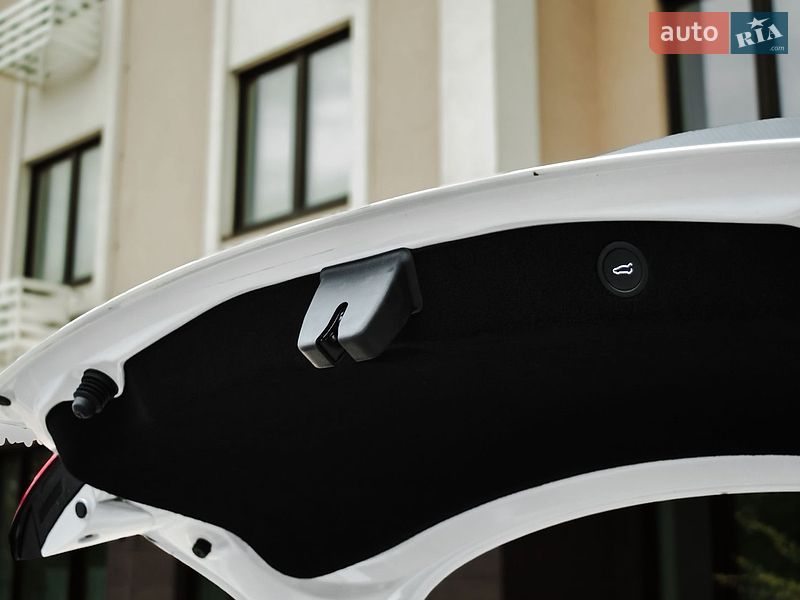 Седан Tesla Model 3 2024 в Николаеве